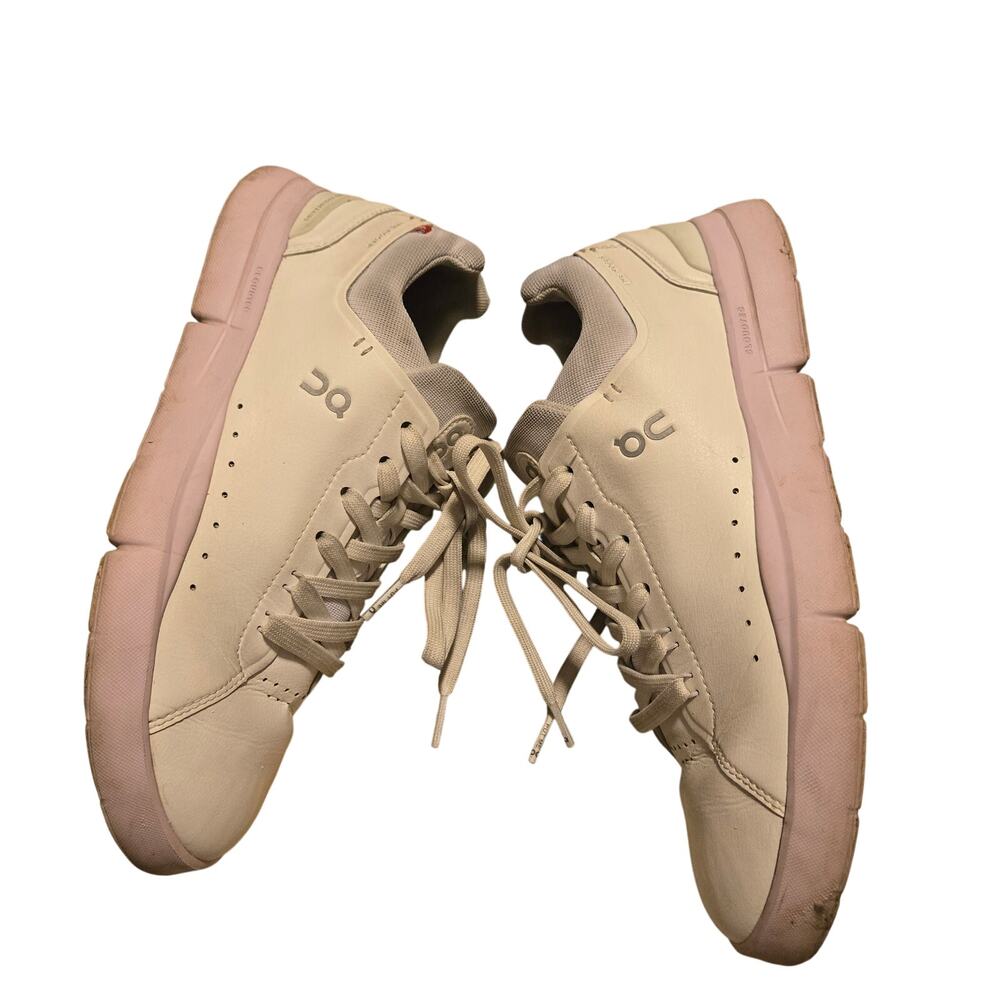 On THE ROGER Advantage Tennis Sneaker women's size 10